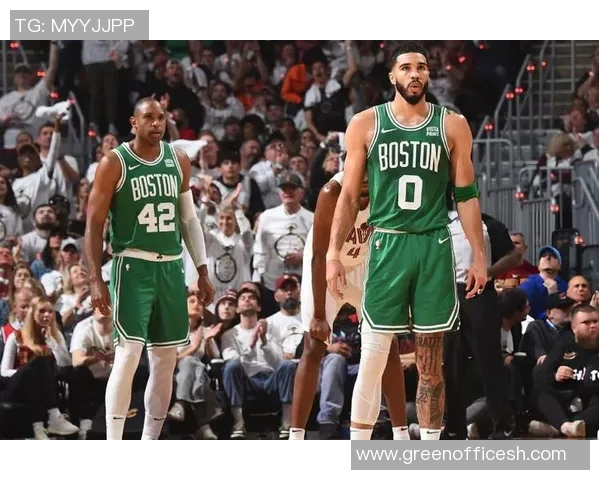 雷霆与凯尔特人激战正酣NBA赛场精彩瞬间回顾与分析