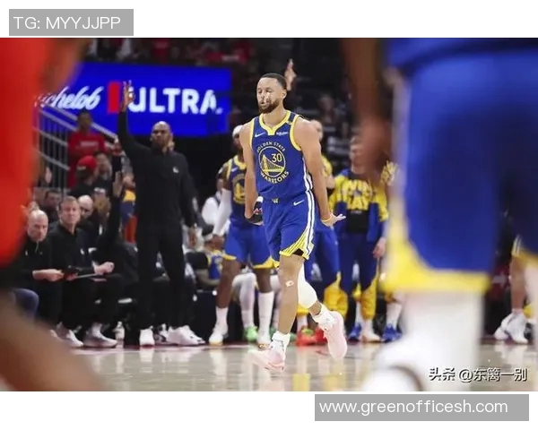 勇士取得四连胜！库里火热手感狂砍30分，点燃全场激情